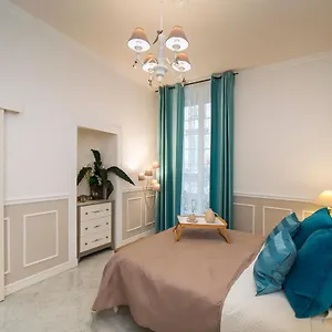 https://holly-house.hotelitalianriviera.com